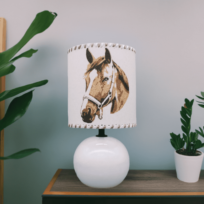 Lampe design thème cheval – luminaire blanc avec portrait équestre – déco passion équitation