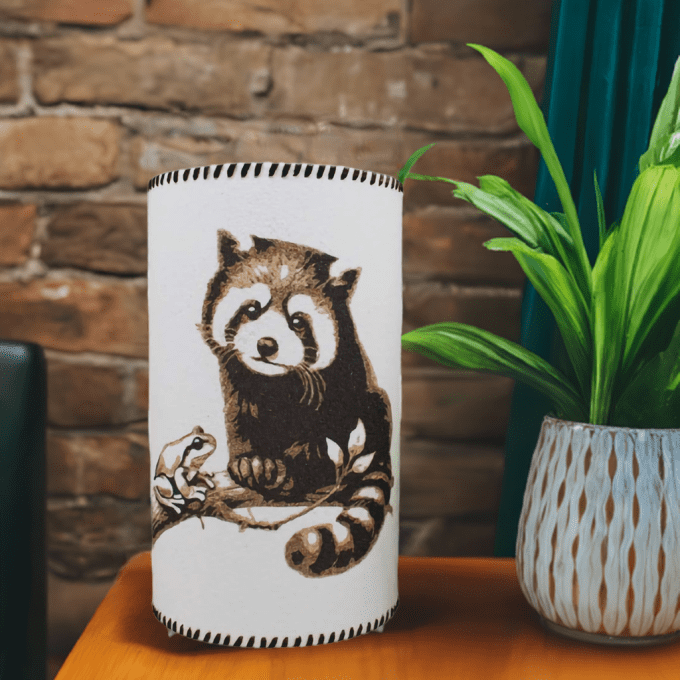 Lampe en sable faite main – Scène tendre de panda roux et grenouille – Ambiance chaleureuse