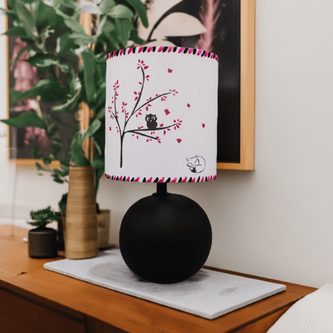 Lampe enfant motif panda noir rose – décoration douce et naturelle
