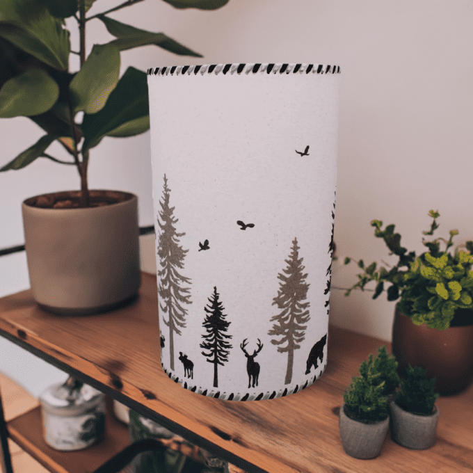 Lampe forêt nordique animaux cerf ours et pins en silhouette noire