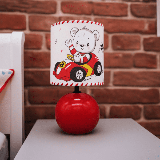 Lampe rouge petit pilote – ours en voiture pour chambre bébé sportive