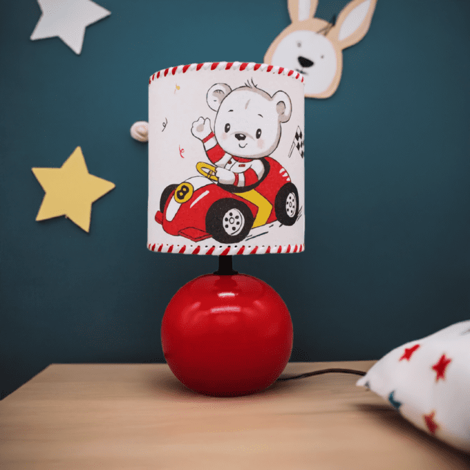Lampe voiture enfant – ours pilote rouge pour déco chambre garçon