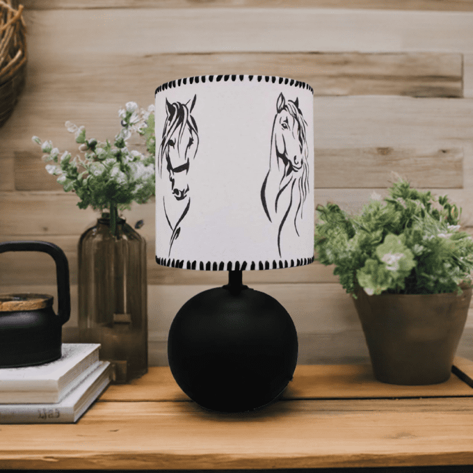 Luminaire artisanal chevaux stylisés – peinture sable en noir et blanc