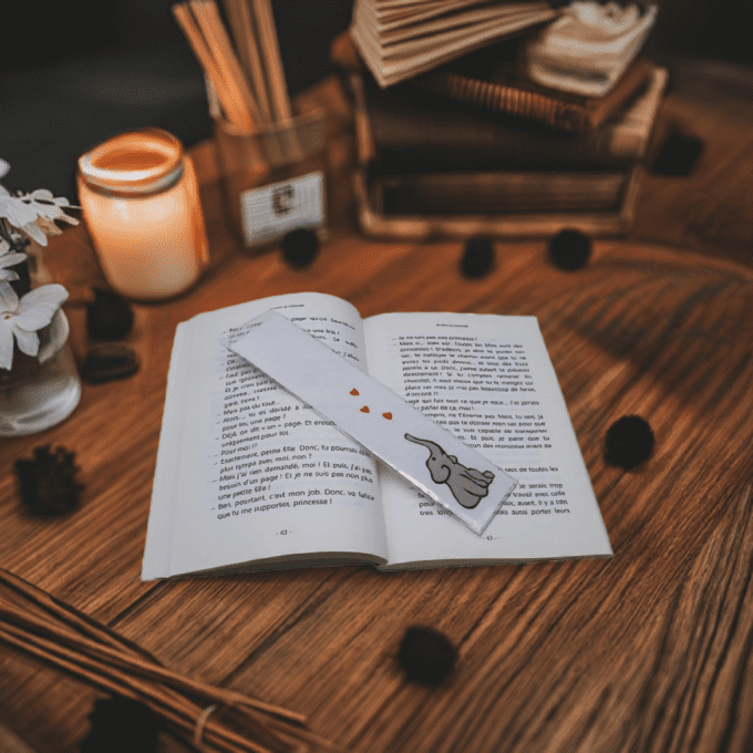 Marque-page éléphant et cœurs – Ambiance cocooning avec livres et bougie