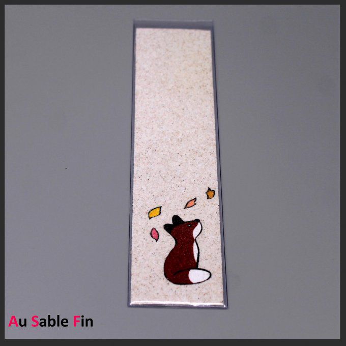 Marque-page renard rouge assis avec feuilles d’automne en sable