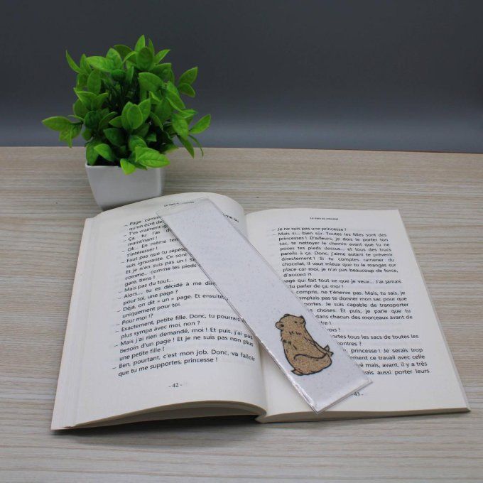 marque-page avec ours sur un livre
