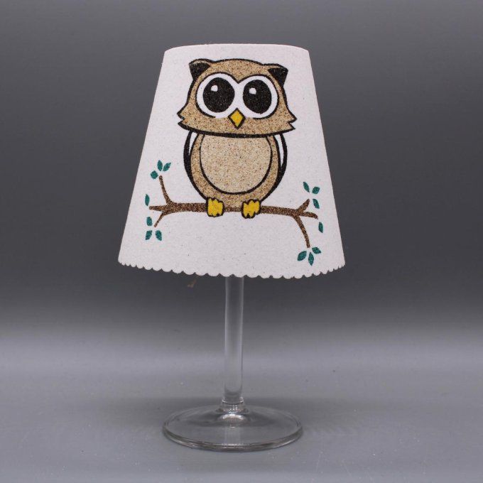 Photophore artisanal « Chouette » représentant un hibou sur une branche en sables colorés.