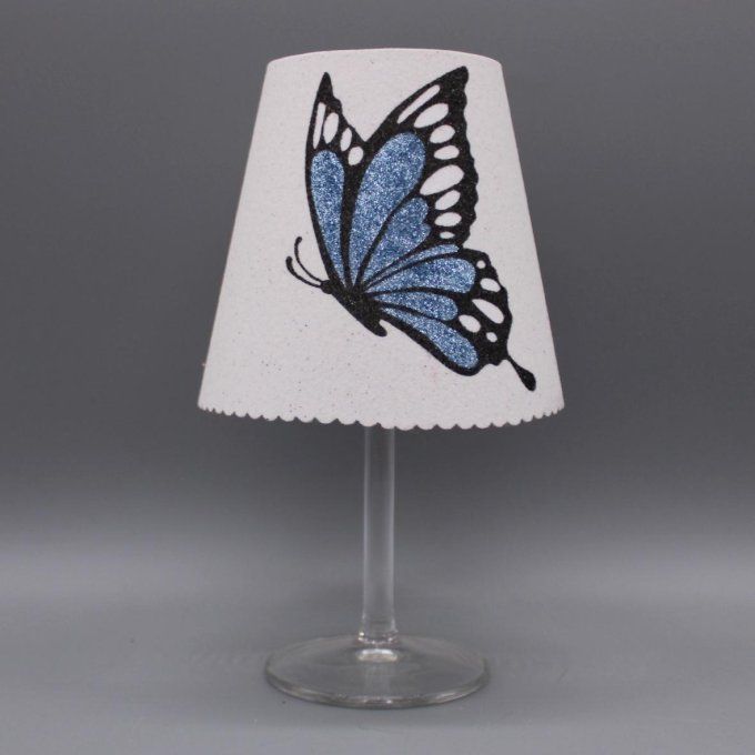 Photophore artisanal « Papillon aile fermée » aux ailes pailletées en 5 coloris sur fond blanc.