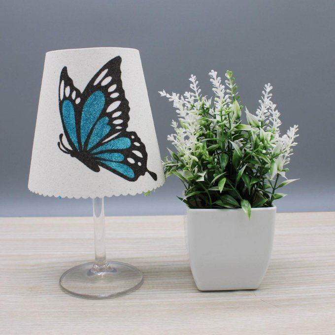 Photophore « Papillon aile fermée » aux ailes pailletées en 5 coloris sur fond blanc.