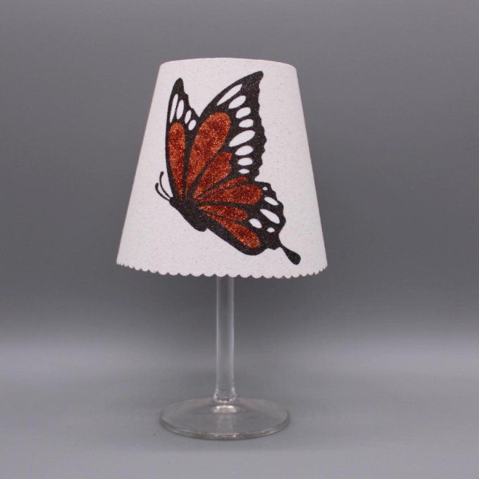 Photophore artisanal « Papillon aile fermée » aux ailes pailletées en 5 coloris sur fond blanc.