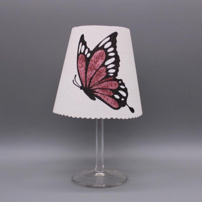 Photophore artisanal « Papillon aile fermée » aux ailes pailletées en 5 coloris sur fond blanc.