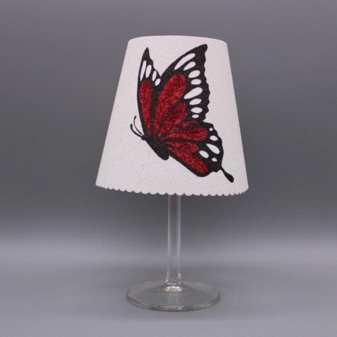 Photophore artisanal « Papillon aile fermée » aux ailes pailletées en 5 coloris sur fond blanc.