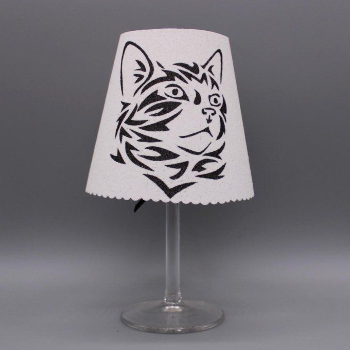 Photophore artisanal « Poussy le chat » représentant une tête de chat tribal en sable noir.