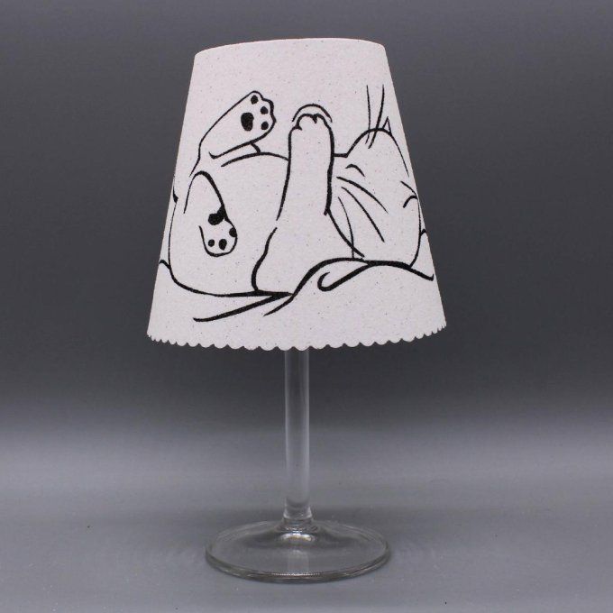 Photophore artisanal « Chaton » en sable noir sur fond blanc.