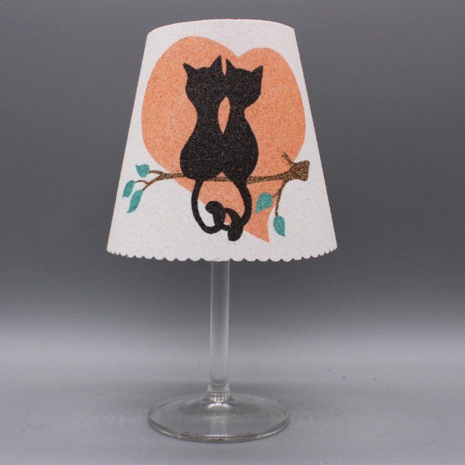 Photophore artisanal « Chamoureux » représentant deux chats noirs dans un cœur orange.