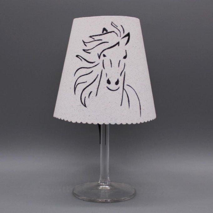 Photophore artisanal « Frison » représentant la silhouette d’un cheval frison en sable noir sur fond
