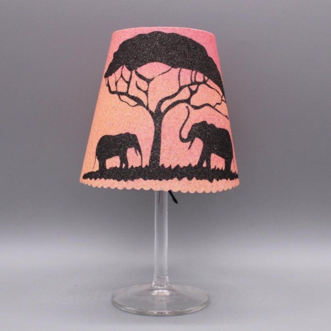 Photophore artisanal « Africa » avec deux éléphants noirs sur fond orange et corail.