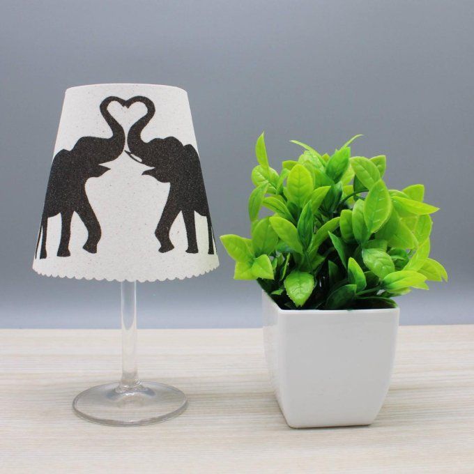 Photophore « Éléphants amoureux » où deux éléphants forment un cœur.