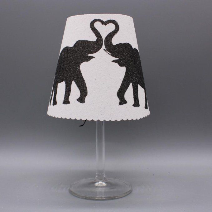 Photophore artisanal « Éléphants amoureux » où deux éléphants forment un cœur.
