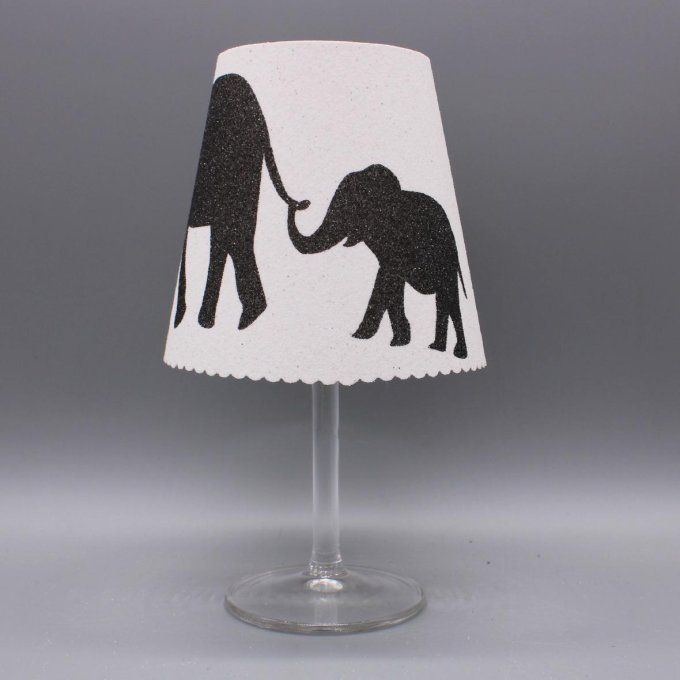 Photophore artisanal « Éléphants » montrant deux pachydermes marchant en file.