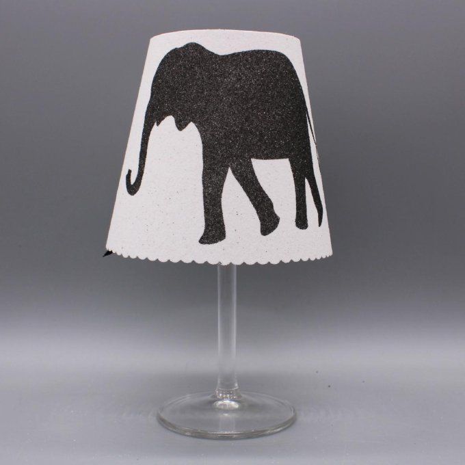 Photophore artisanal « Éléphants » montrant deux pachydermes marchant en file.