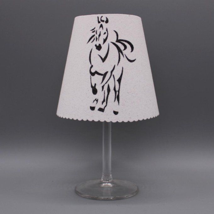 Photophore artisanal « Étalon » représentant un cheval stylisé en sable noir.