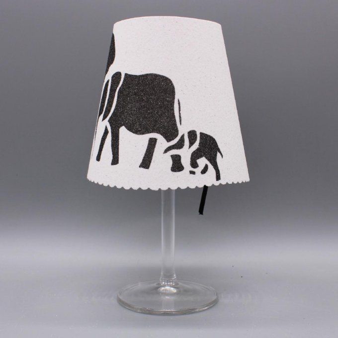 Photophore artisanal « Famille d’éléphants » montrant trois pachydermes en sable noir.