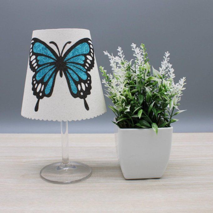 Photophore « Papillon ailes ouvertes » avec paillettes colorées sur fond blanc.