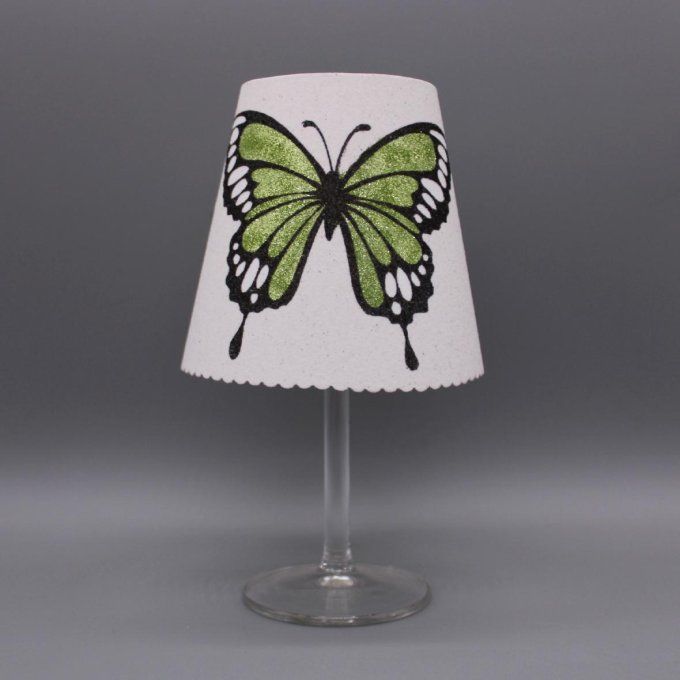 Photophore artisanal « Papillon ailes ouvertes » avec paillettes colorées vertes sur fond blanc.