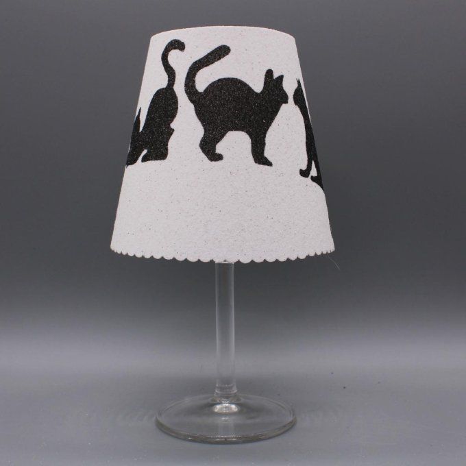 Photophore artisanal « Chats noirs » représentant plusieurs chats en sable sur fond blanc.