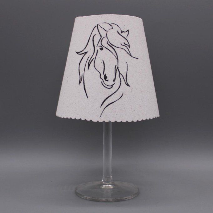 Photophore artisanal « Cheval » représentant une tête de cheval en sable noir sur fond blanc.