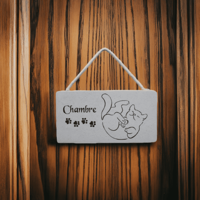 Plaque de porte chambre avec motif chat et empreintes sur bois foncé
