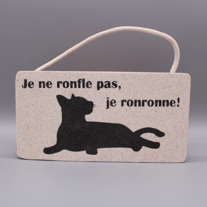 Plaque de porte Du ronfleur au ronronneur avec un chat noir en sable sur fond naturel
