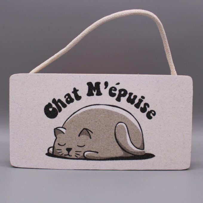 Plaque de porte Chat m’épuise avec un chat endormi en sable noir et gris