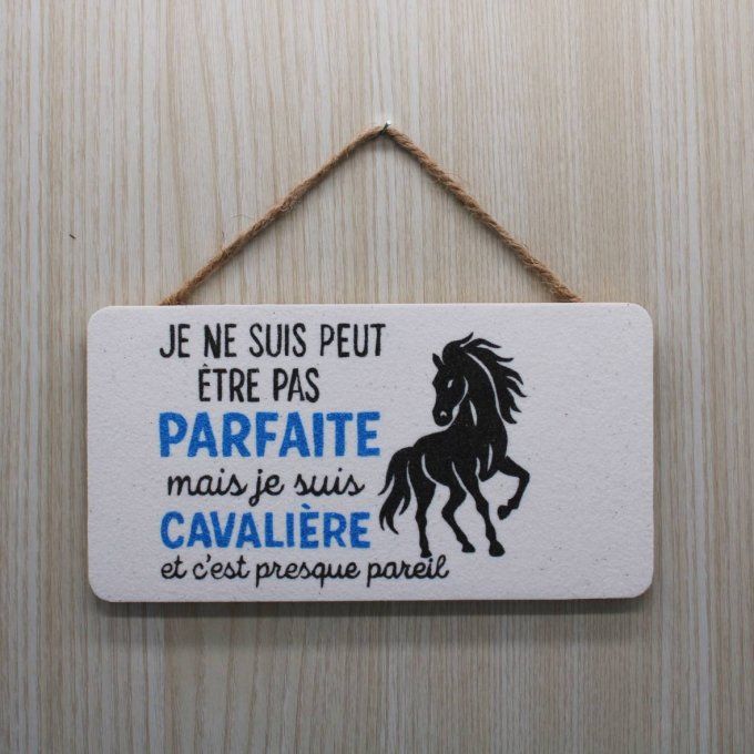 Plaque cavalière humour avec cheval noir et texte drôle, suspendue