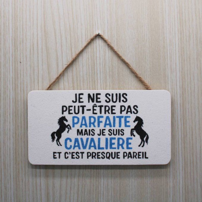 Plaque de porte Cavalière avec deux chevaux en sable noir sur fond blanc sur porte