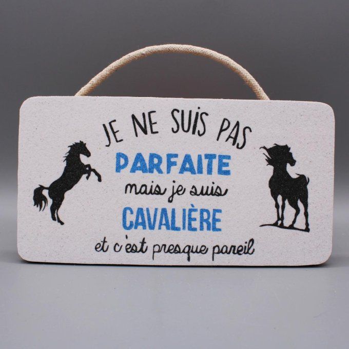 Plaque de porte Cavalière avec deux chevaux en sable noir sur fond blanc