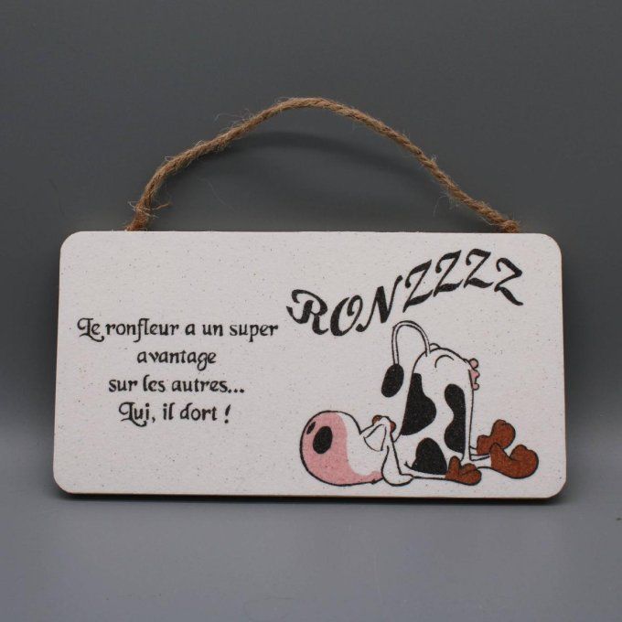 Plaque de porte Le ronfleur avec une vache endormie en sable coloré