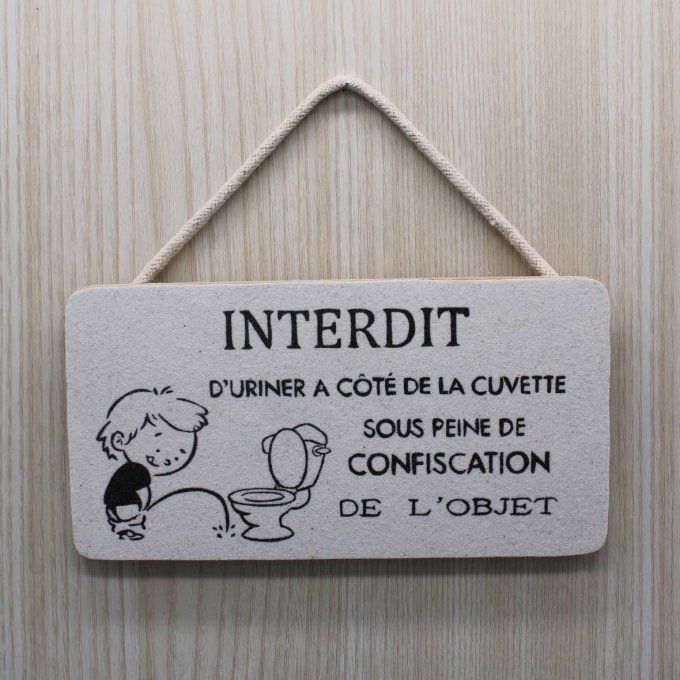 Plaque de porte Interdit d’uriner avec un petit garçon faisant pipi à côté de la cuvette des wc