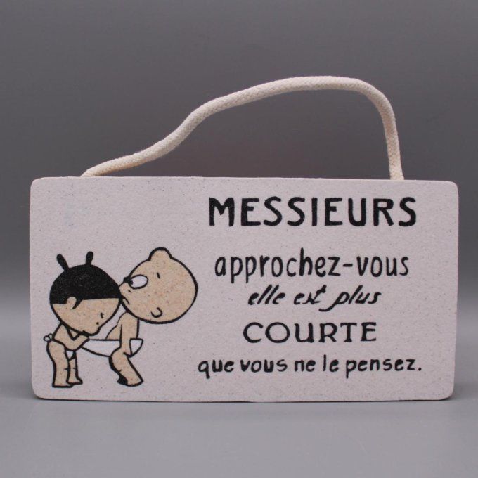 Plaque de porte humoristique avec le texte « Elle est plus courte que vous ne le pen