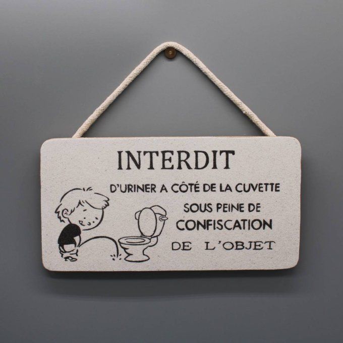 Plaque de porte Interdit d’uriner avec un petit garçon faisant pipi à côté de la cuvette