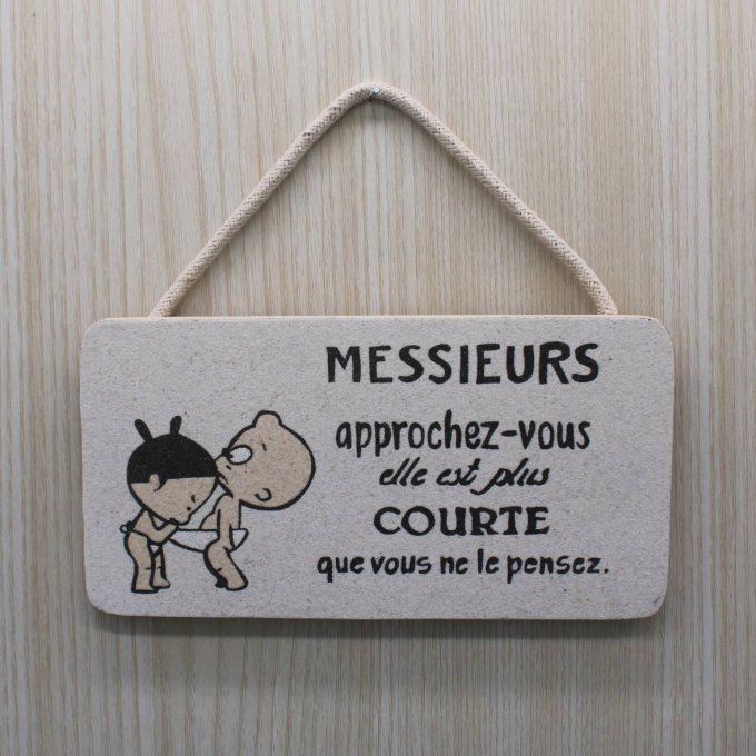 Plaque de porte humoristique avec deux enfants et le texte « Elle est plus courte que vous ne le pen