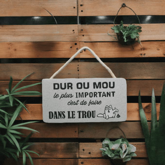 Plaque WC humour – Dur ou mou, le plus important c’est de faire dans le trou – Décor naturel bois cl