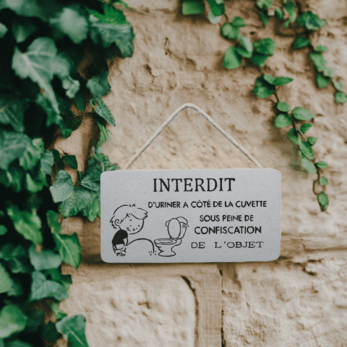 Plaque WC humour interdit d’uriner fond pierre feuillage