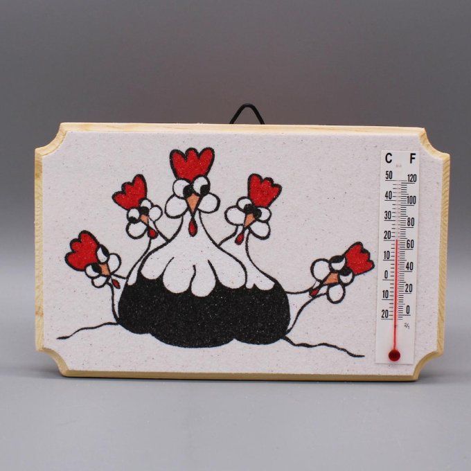 Thermomètre "Poules" illustrant plusieurs poules en sable blanc, noir et rouge, fixé sur une plaque 