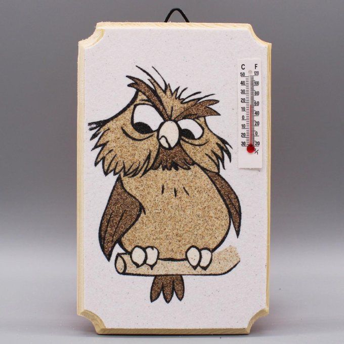 Thermomètre "Hibou fâché" montrant un hibou contrarié sur une branche, en sable sur bois.