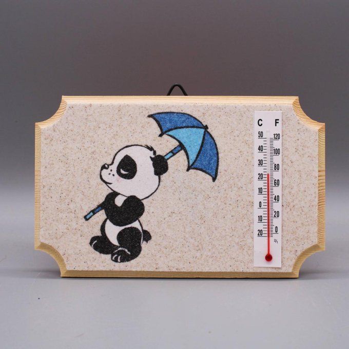 Thermomètre "Panda" illustrant un panda avec parapluie bleu, réalisé en sable sur bois.