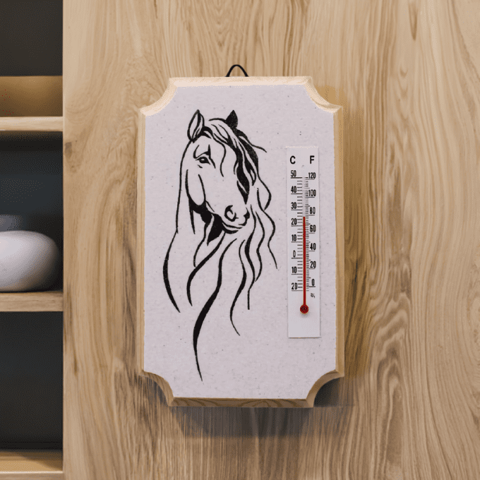 Thermomètre mural cheval élégant dessin noir sur fond bois déco campagne chic