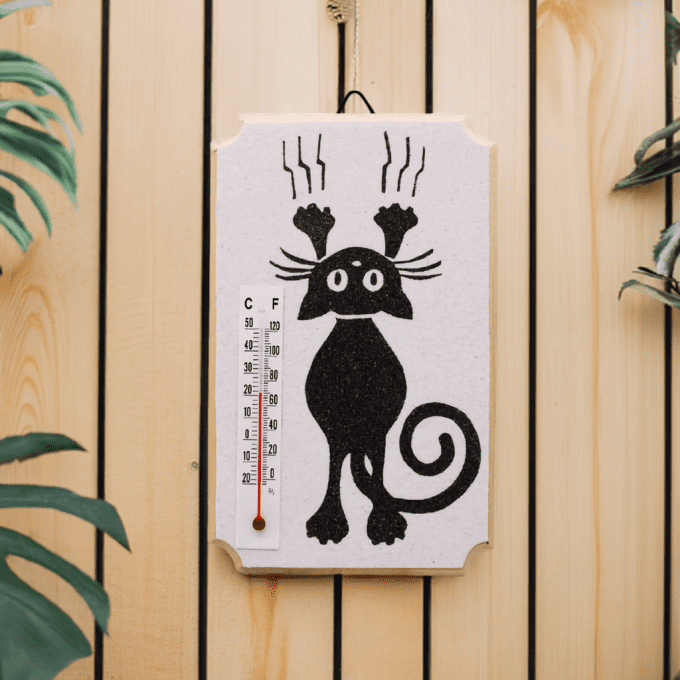 Thermomètre mural déco chat rigolo – fond bois clair ambiance naturelle