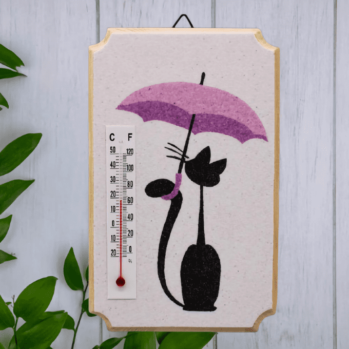 Thermomètre mural déco – Chats sous parapluie rose, ambiance végétale sur fond bois blanchi